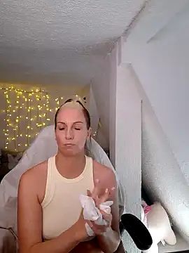 Snapshot of SexyJulia21 chatting on 03.06.25 SexyJulia21 online show from 03.06.25