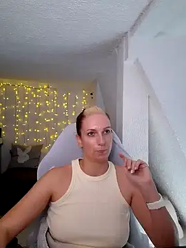 Snapshot of SexyJulia21 chatting on 03.07.25 SexyJulia21 online show from 03.07.25