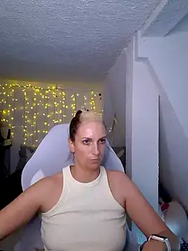 Snapshot of SexyJulia21 chatting on 03.07.25 SexyJulia21 online show from 03.07.25