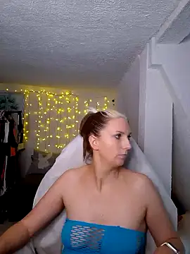 Snapshot of SexyJulia21 chatting on 03.13.25 SexyJulia21 online show from 03.13.25