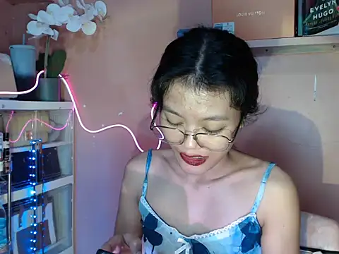 Snapshot of skinny_gracie chatting on 10.29.25 skinny gracie online show from 10.29.25