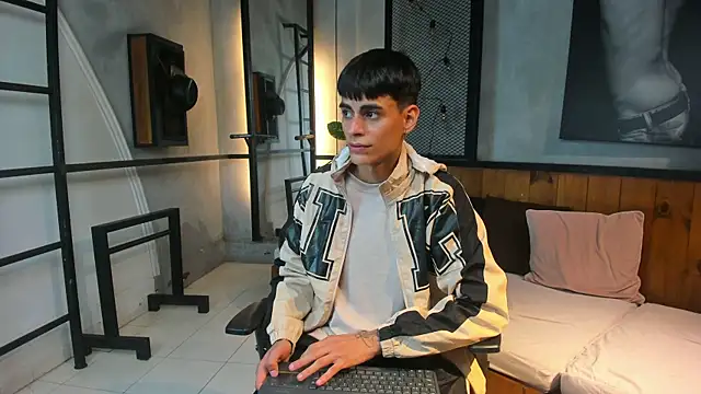 Snapshot of Dani_mc1 chatting on 11.04.25 Dani mc1 online show from 11.04.25