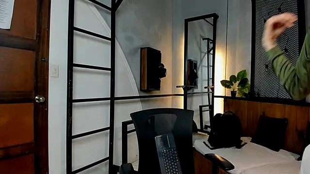 Snapshot of Dani_mc1 chatting on 11.09.25 Dani mc1 online show from 11.09.25