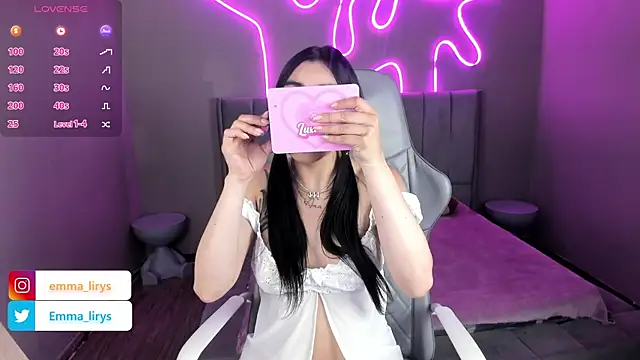 Snapshot of Emma_and_Issac chatting on 09.10.25 Emma and Issac online show from 09.10.25