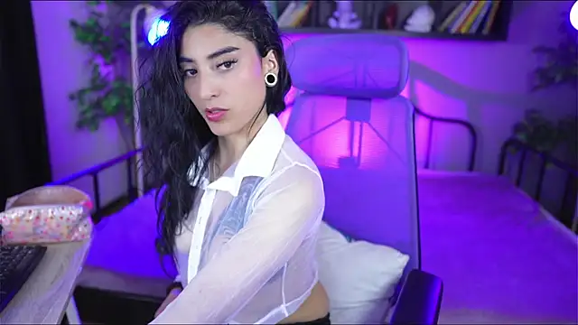 Snapshot of Emma_and_Issac chatting on 10.09.25 Emma and Issac online show from 10.09.25