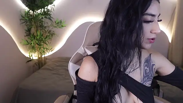 Snapshot of Emma_and_Issac chatting on 11.26.25 Emma and Issac online show from 11.26.25