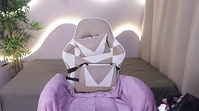 Snapshot of Emma_and_Issac chatting on 11.27.25 Emma and Issac online show from 11.27.25