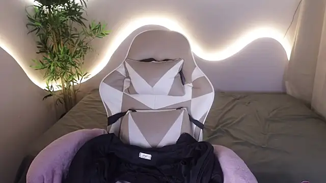 Snapshot of Emma_and_Issac chatting on 11.28.25 Emma and Issac online show from 11.28.25