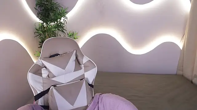 Snapshot of Emma_and_Issac chatting on 11.29.25 Emma and Issac online show from 11.29.25