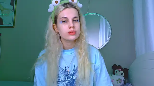 Snapshot of carmen_crybaby chatting on 10.22.25 carmen crybaby online show from 10.22.25