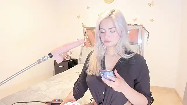 Snapshot of Ella_Lenox chatting on 10.30.25 Ella Lenox online show from 10.30.25