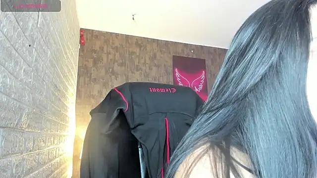 Snapshot of marian__stone chatting on 04.19.26 marian stone online show from 04.19.26