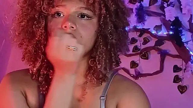 Snapshot of Blondiecurly chatting on 02.18.26 Blondiecurly online show from 02.18.26