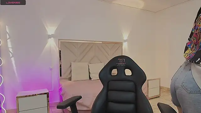 Snapshot of Violet_tay1 chatting on 10.19.25 Violet tay1 online show from 10.19.25