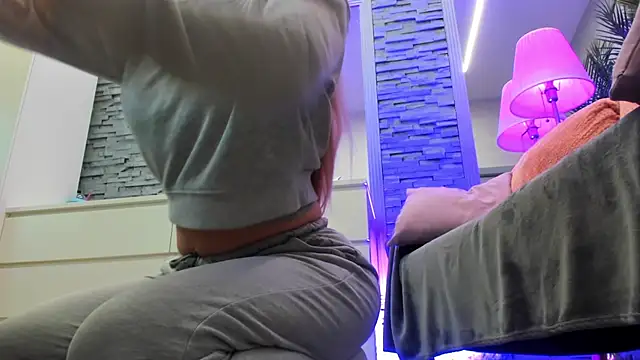 Reina Cummings online show from 04.03.26