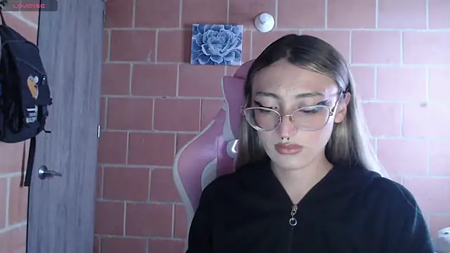 Snapshot of Andrea_camilaaa chatting on 09.30.25 Andrea camilaaa online show from 09.30.25