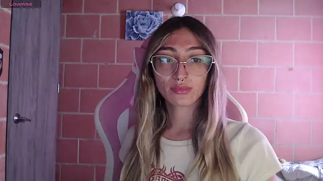 Snapshot of Andrea_camilaaa chatting on 10.28.25 Andrea camilaaa online show from 10.28.25