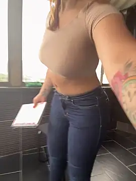 Snapshot of AlissonPeach01 chatting on 09.15.25 AlissonPeach01 online show from 09.15.25