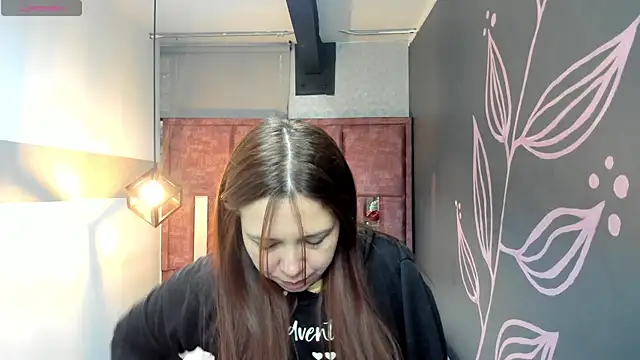 Snapshot of Isa_Thompson__ chatting on 09.30.25 Isa Thompson online show from 09.30.25