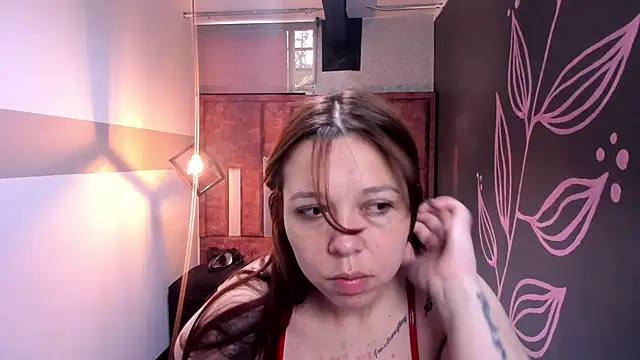 Snapshot of Isa_Thompson__ chatting on 10.04.25 Isa Thompson online show from 10.04.25