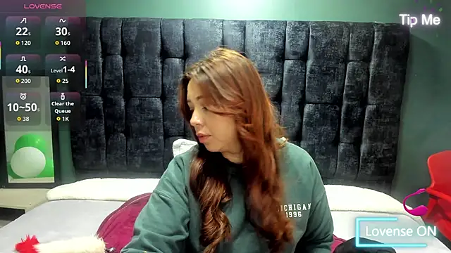 Snapshot of Isa_Thompson__ chatting on 10.15.25 Isa Thompson online show from 10.15.25