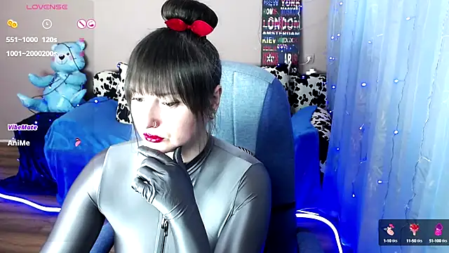 Snapshot of MilaRay chatting on 12.13.24 MilaRay online show from 12.13.24