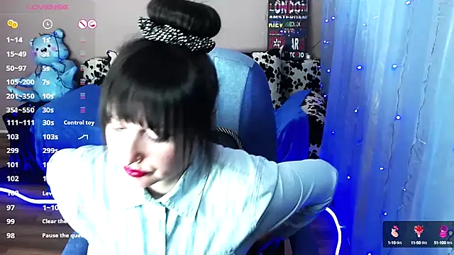 Snapshot of MilaRay chatting on 12.17.24 MilaRay online show from 12.17.24