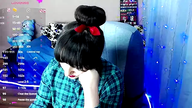 Snapshot of MilaRay chatting on 02.04.25 MilaRay online show from 02.04.25