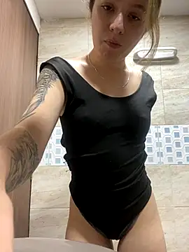 Snapshot of karla-thomsom10 chatting on 09.26.25 karla-thomsom10 online show from 09.26.25