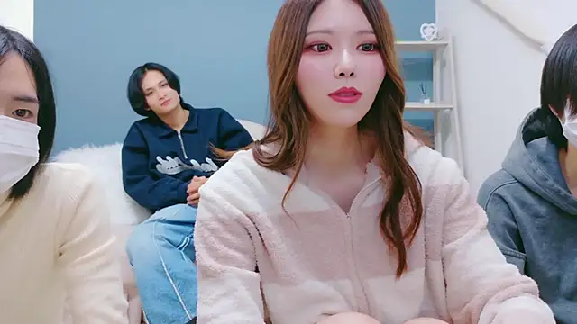 Snapshot of Reto-sama chatting on 11.26.25 Reto-sama online show from 11.26.25