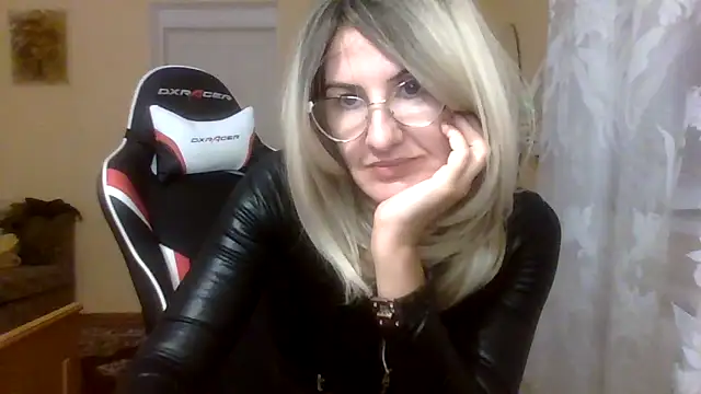 TianaQLove online show from 09.19.25