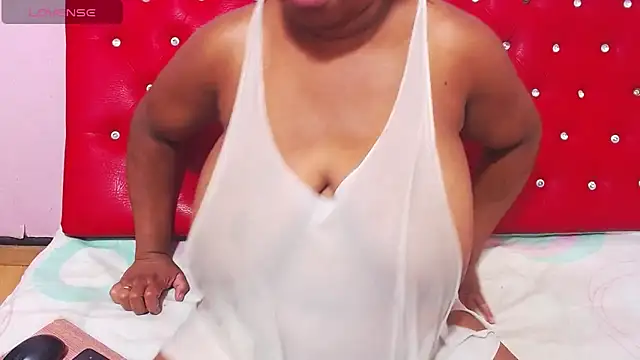 Snapshot of wonderfuldiana chatting on 12.13.25 wonderfuldiana online show from 12.13.25