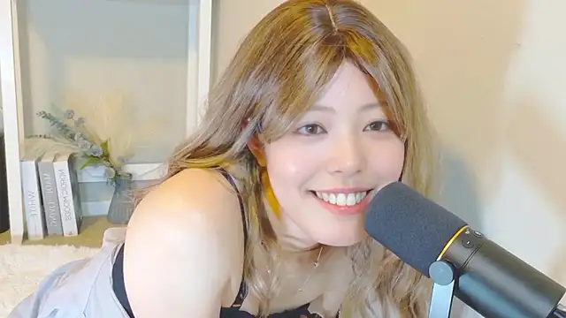 Snapshot of Nana_with chatting on 11.20.25 Nana with online show from 11.20.25