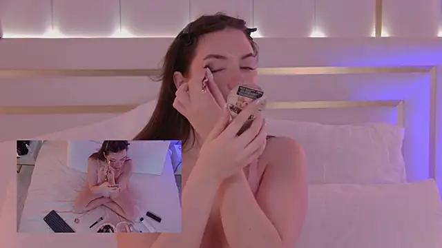 Snapshot of MeganStrain chatting on 09.30.25 MeganStrain online show from 09.30.25