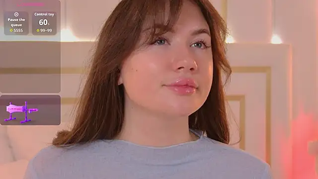 Snapshot of MeganStrain chatting on 10.05.25 MeganStrain online show from 10.05.25