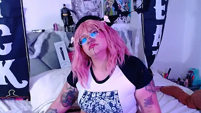 Snapshot of XxGreenGoodxX chatting on 10.24.25 XxGreenGoodxX online show from 10.24.25