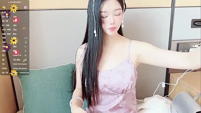 Snapshot of MM-feifei chatting on 10.29.25 MM-feifei online show from 10.29.25