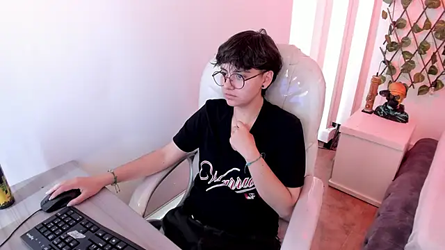 Snapshot of Nathaly_ds chatting on 12.13.25 Nathaly ds online show from 12.13.25