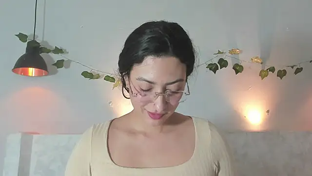 Snapshot of victoria_flores1 chatting on 11.30.25 victoria flores1 online show from 11.30.25