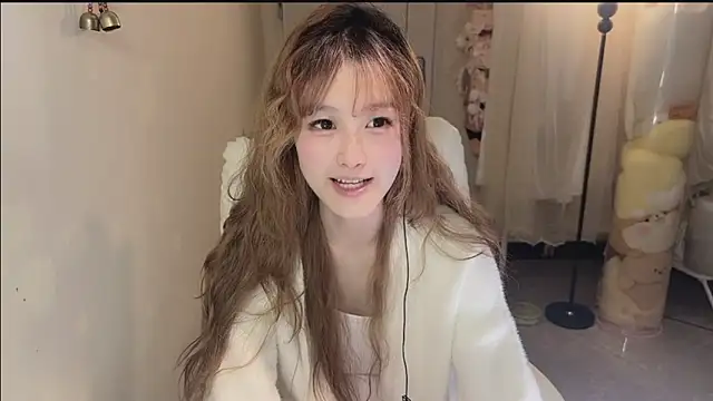 Snapshot of FuFu-puff chatting on 10.27.25 FuFu-puff online show from 10.27.25