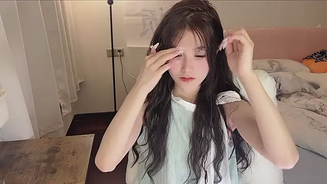 Snapshot of FuFu-puff chatting on 11.17.25 FuFu-puff online show from 11.17.25