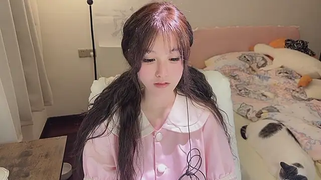 Snapshot of FuFu-puff chatting on 11.22.25 FuFu-puff online show from 11.22.25