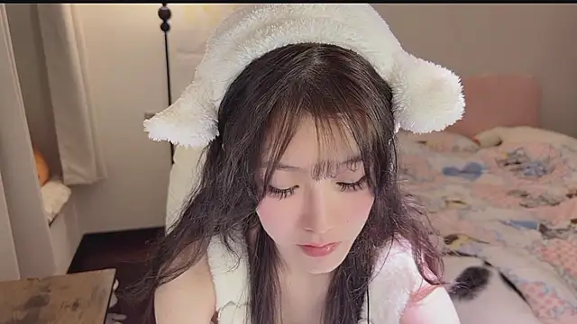 Snapshot of FuFu-puff chatting on 11.29.25 FuFu-puff online show from 11.29.25