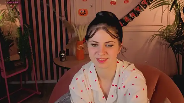 Snapshot of Wander_Waves chatting on 11.01.25 Wander Waves online show from 11.01.25