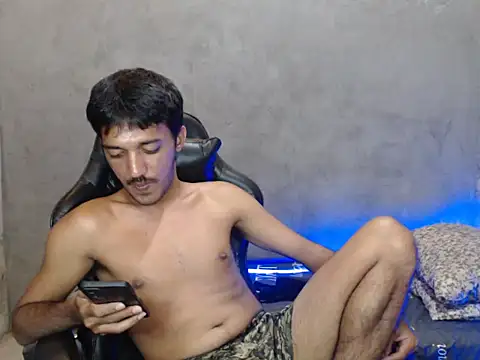 Snapshot of RowyCam chatting on 11.04.25 RowyCam online show from 11.04.25