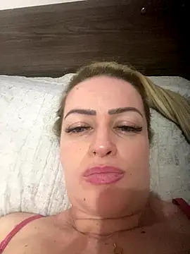 Snapshot of Alerquinasc chatting on 10.18.25 Alerquinasc online show from 10.18.25