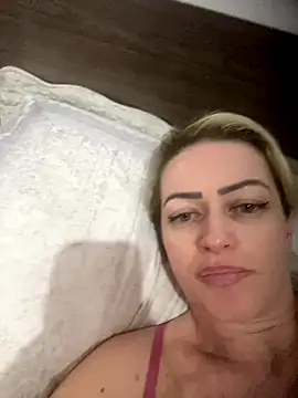 Snapshot of Alerquinasc chatting on 10.23.25 Alerquinasc online show from 10.23.25