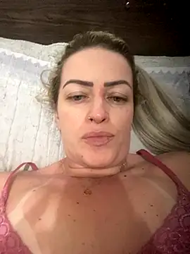 Snapshot of Alerquinasc chatting on 10.29.25 Alerquinasc online show from 10.29.25