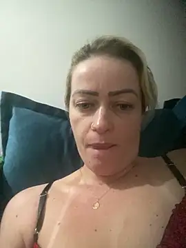 Snapshot of Alerquinasc chatting on 11.18.25 Alerquinasc online show from 11.18.25