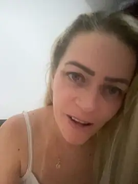 Snapshot of Alerquinasc chatting on 11.28.25 Alerquinasc online show from 11.28.25